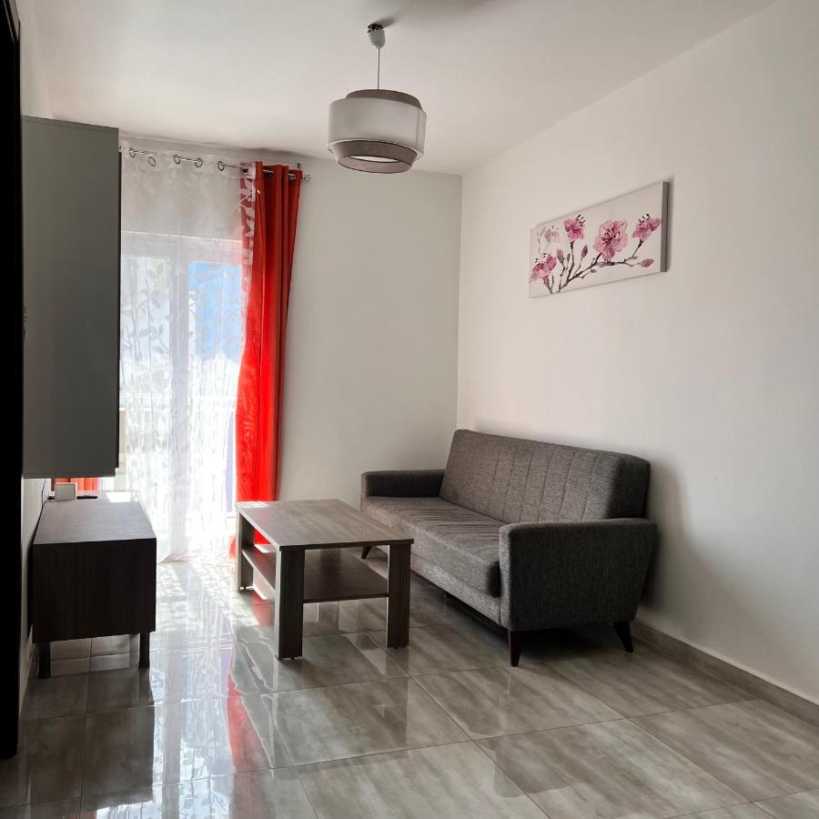 F4 Room 2, Private Room Two Single Beds Shared Bathroom Msida Bagian luar foto