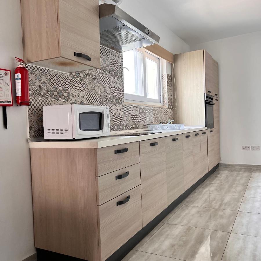 F4 Room 2, Private Room Two Single Beds Shared Bathroom Msida Bagian luar foto