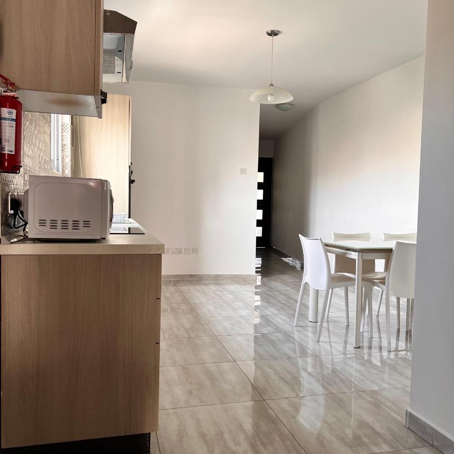 F4 Room 2, Private Room Two Single Beds Shared Bathroom Msida Bagian luar foto