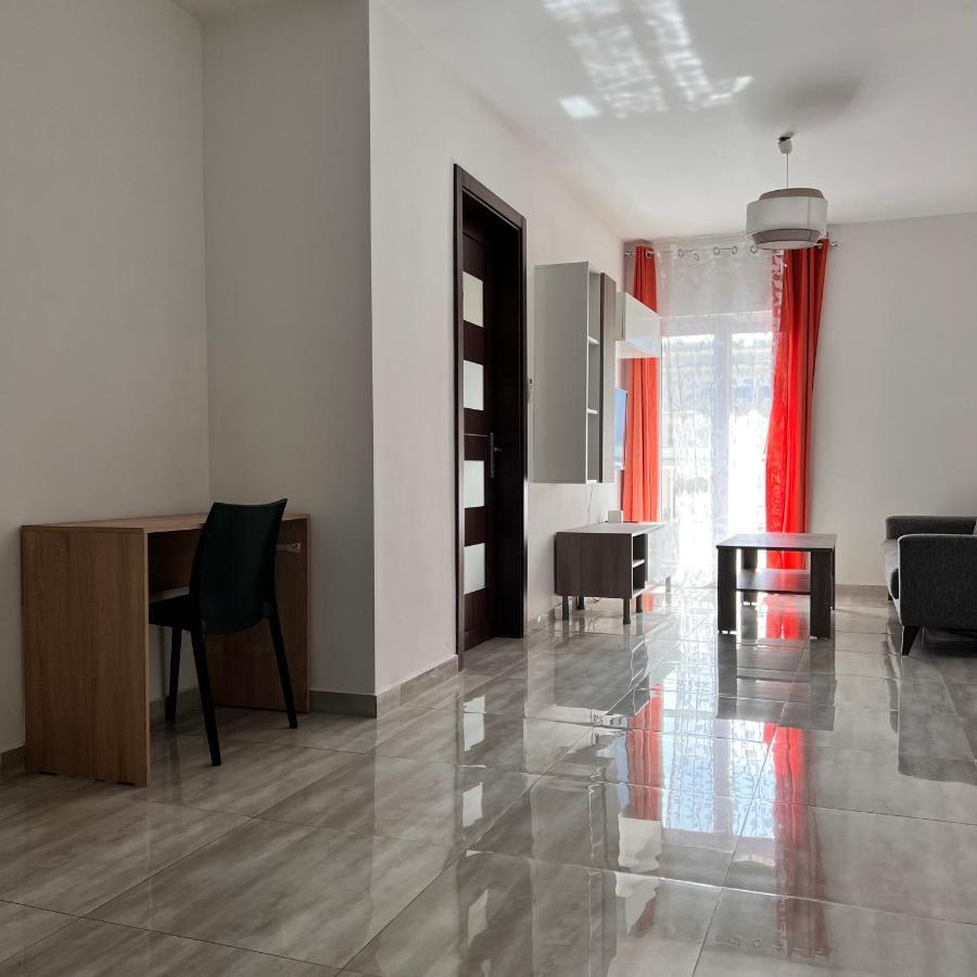 F4 Room 2, Private Room Two Single Beds Shared Bathroom Msida Bagian luar foto