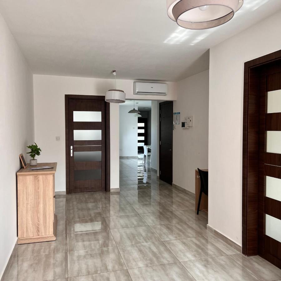 F4 Room 2, Private Room Two Single Beds Shared Bathroom Msida Bagian luar foto