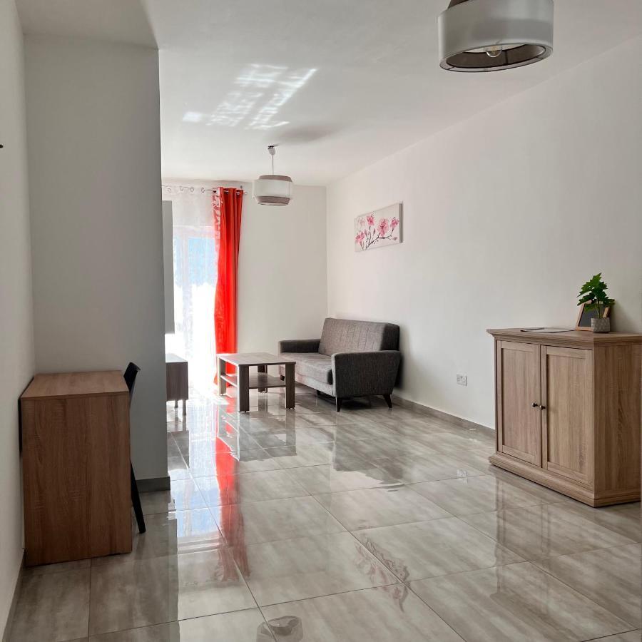 F4 Room 2, Private Room Two Single Beds Shared Bathroom Msida Bagian luar foto