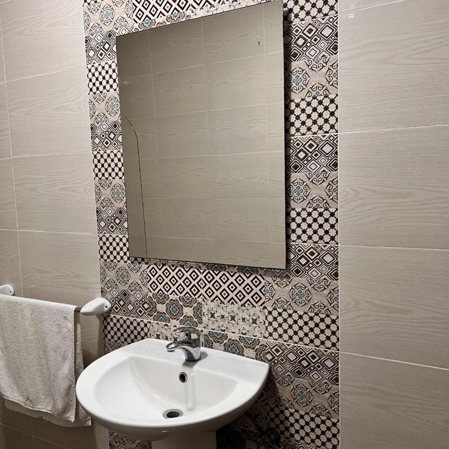 F4 Room 2, Private Room Two Single Beds Shared Bathroom Msida Bagian luar foto