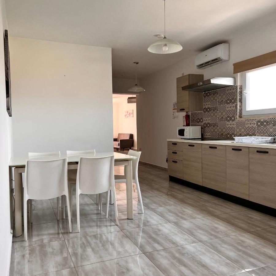 F4 Room 2, Private Room Two Single Beds Shared Bathroom Msida Bagian luar foto