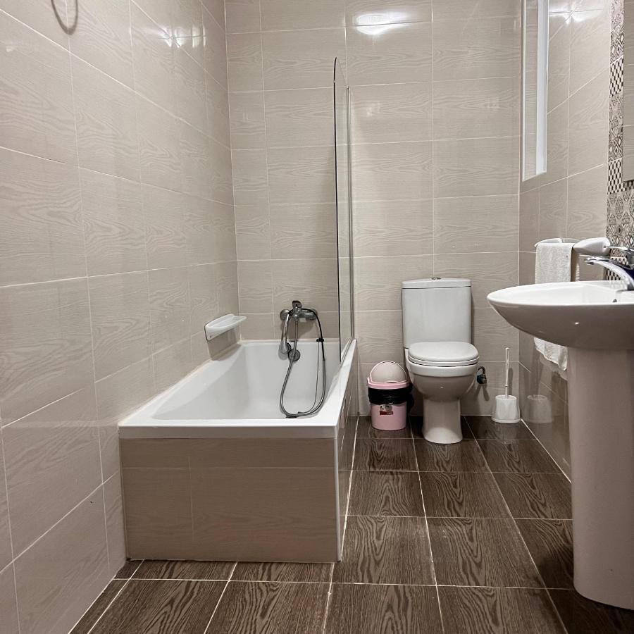 F4 Room 2, Private Room Two Single Beds Shared Bathroom Msida Bagian luar foto