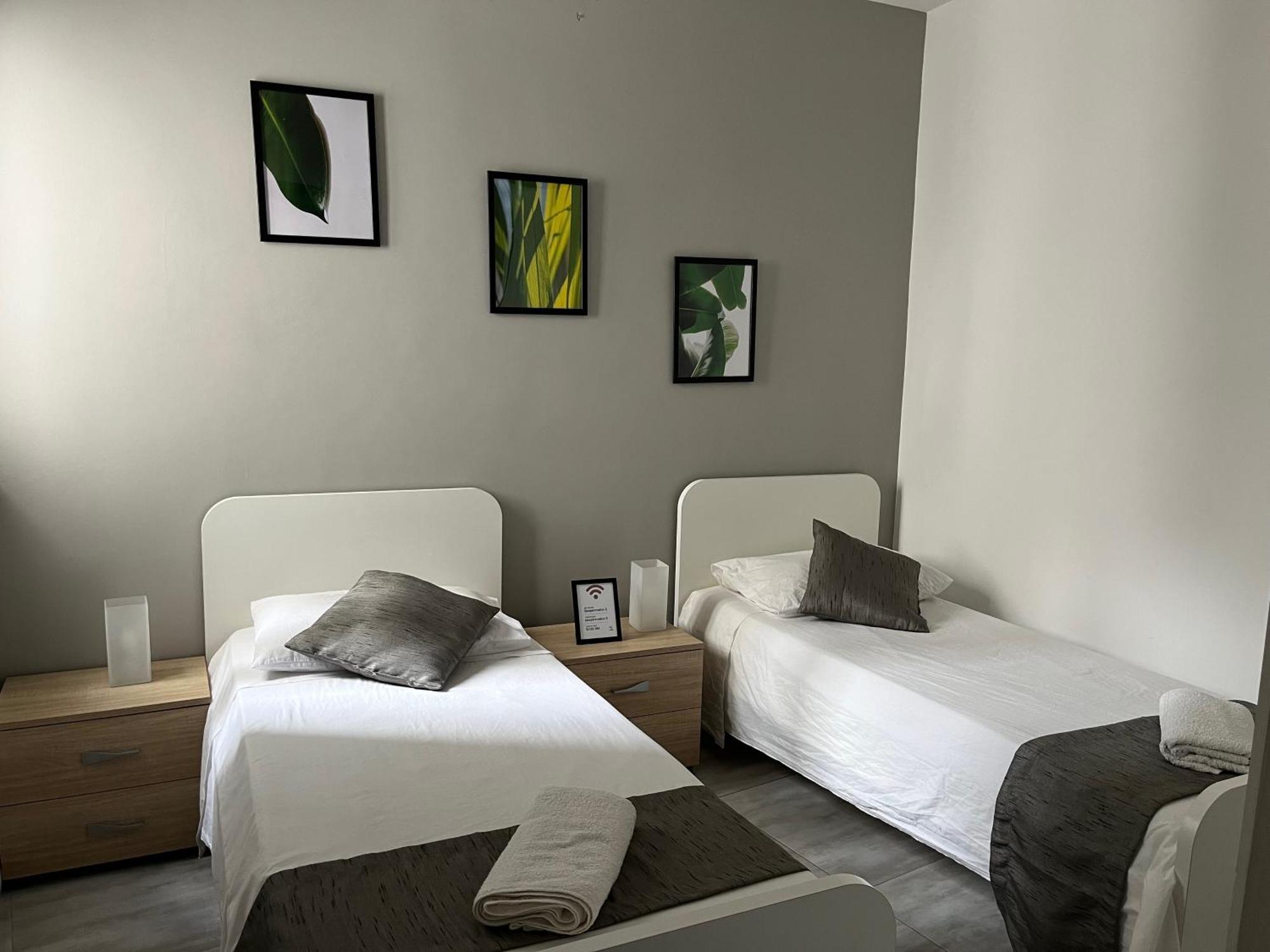F4 Room 2, Private Room Two Single Beds Shared Bathroom Msida Bagian luar foto