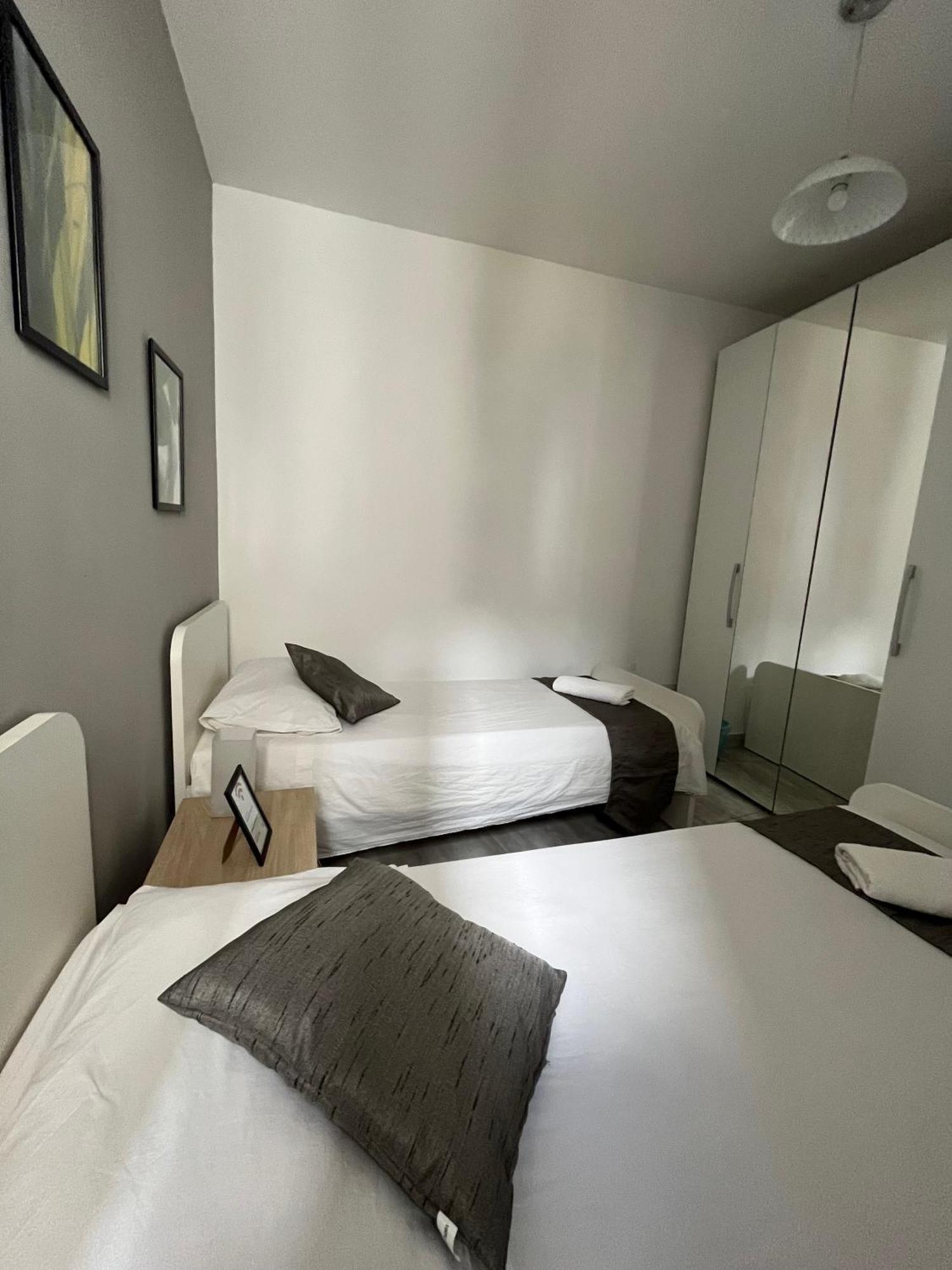 F4 Room 2, Private Room Two Single Beds Shared Bathroom Msida Bagian luar foto